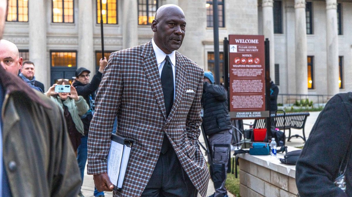 Basketbalová hvězda Michael Jordan se soudí s Nascar